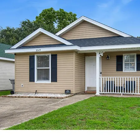 Close To Downtown, Navy Base, & Beaches 2Br-2Bt